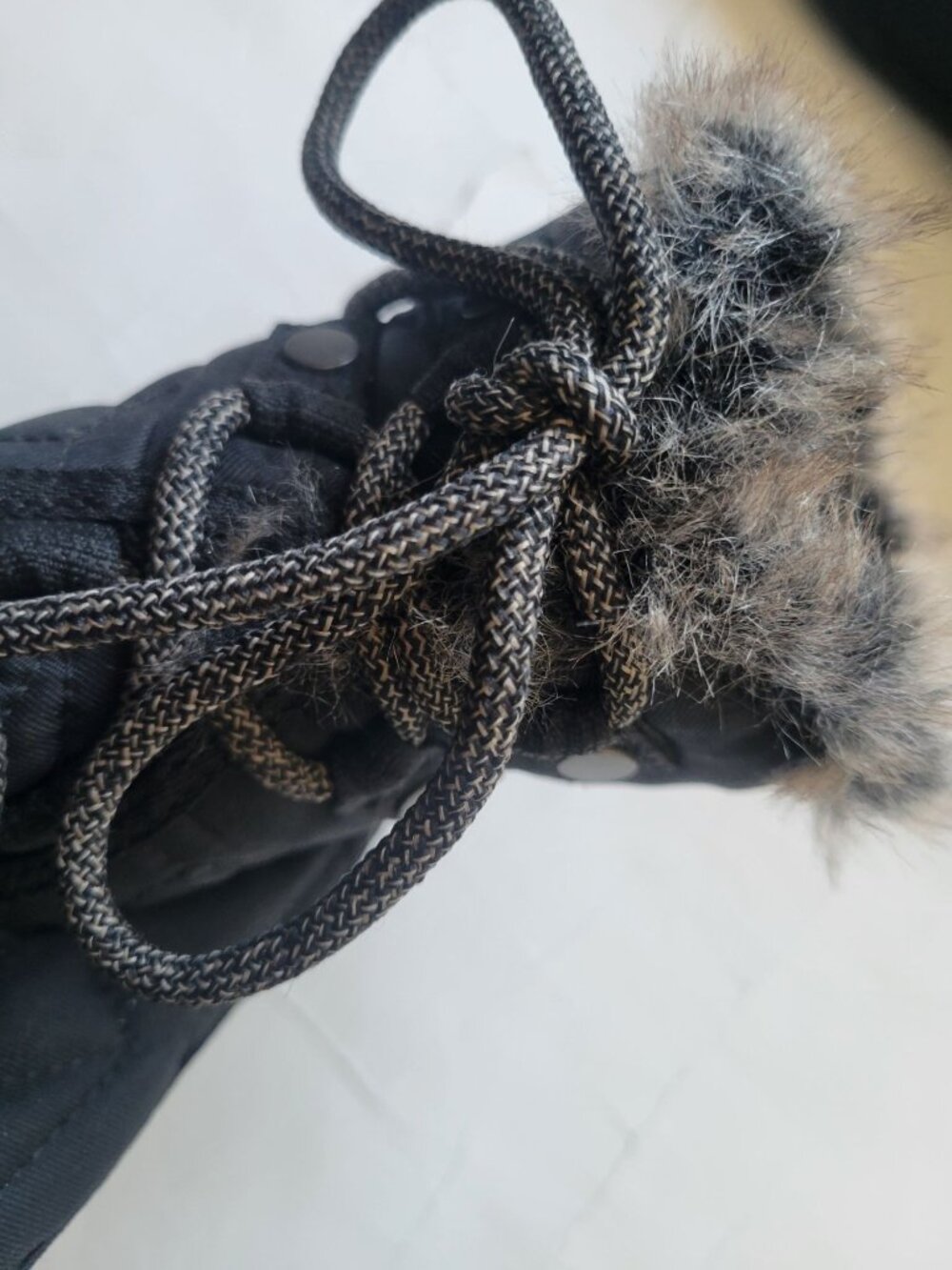 Columbia Women's Minx Shorty boots, a black quilted design Faux Fur Trim Sz 9.5 - Picture 5 of 10